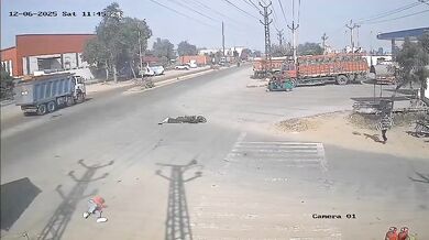 Sražení a přejetí motorkáře při odbočování