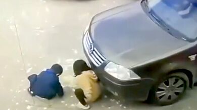 Tříletá dívka zraněna při nehodě na parkovišti