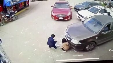 Tříletá dívka zraněna při nehodě na parkovišti