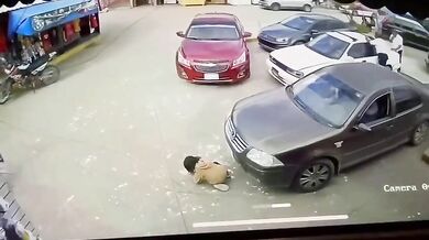 Tříletá dívka zraněna při nehodě na parkovišti