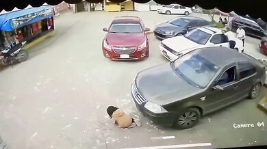 Tříletá dívka zraněna při nehodě na parkovišti