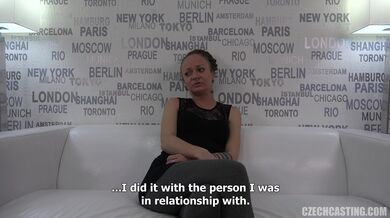 Zlobivá amatérka Petra s piercingy šuká na castingu