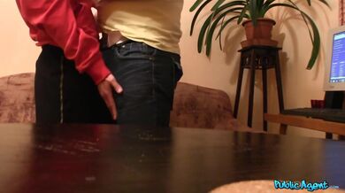 Opravář počítačů šuká zoufalou ženu