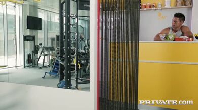 Fitness dívka dává všechno do svých tréninků!