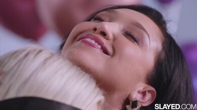 SLAYED - Sexy Vicki má nezbedný dárek pro narozeninovou oslavenkyni Jazlyn