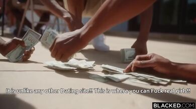 Prsatá Violet Myers si užívá mezirasový gangbang