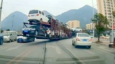 Nehoda osobního vozidla s kamionem převážejícím auta