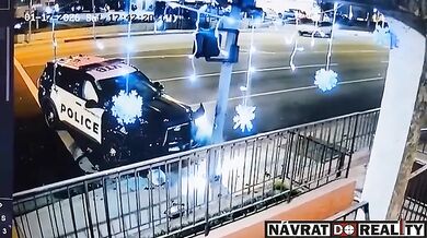 Policejní vůz srazil seniora na přechodu