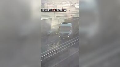 Řidič u Brna narazil plnou rychlostí do kamionu