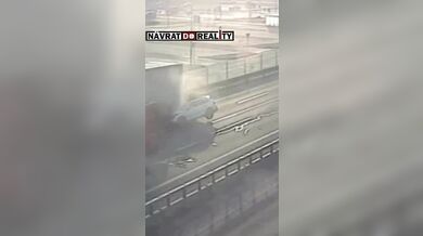 Řidič u Brna narazil plnou rychlostí do kamionu