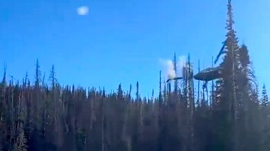 Havárie vrtulníku: Čtyři lidé na palubě, jedna osoba vážně zraněná