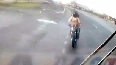 Dvojice na motorce narazila vysokou rychlostí do odbočujícího autobusu