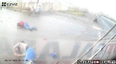 Dvojice na motorce narazila vysokou rychlostí do odbočujícího autobusu