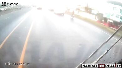 Dvojice na motorce narazila vysokou rychlostí do odbočujícího autobusu