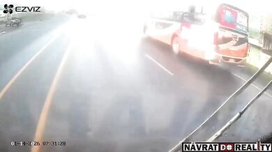 Dvojice na motorce narazila vysokou rychlostí do odbočujícího autobusu