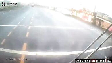 Dvojice na motorce narazila vysokou rychlostí do odbočujícího autobusu