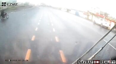 Dvojice na motorce narazila vysokou rychlostí do odbočujícího autobusu