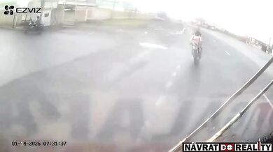 Dvojice na motorce narazila vysokou rychlostí do odbočujícího autobusu