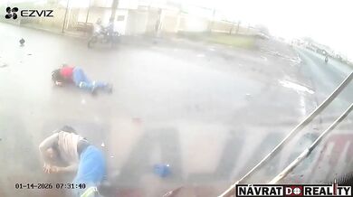 Dvojice na motorce narazila vysokou rychlostí do odbočujícího autobusu