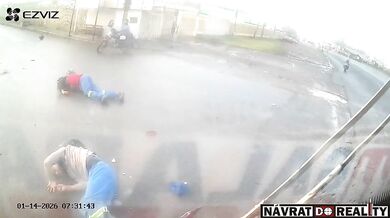 Dvojice na motorce narazila vysokou rychlostí do odbočujícího autobusu