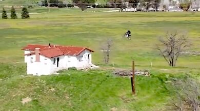 Nehoda na motorce při pokusu o přeskočení baráku