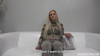 Stydlivá blondýnky šuká na castingu v POV