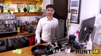 Blond barmanka Lya Missy šuká za prachy ve své práci