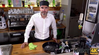 Blond barmanka Lya Missy šuká za prachy ve své práci