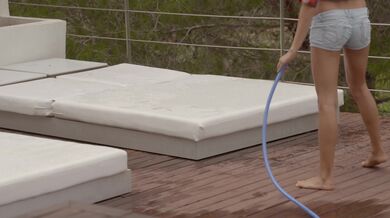 Michaela Isizzu se venku trochu namočí