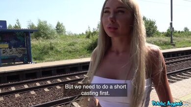 Divoká vysokoškolačka má sex na vlakovém nádraží