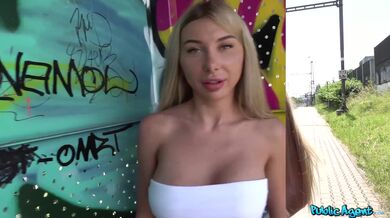 Divoká vysokoškolačka má sex na vlakovém nádraží