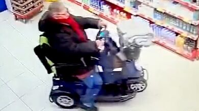 Nebezpečný senior v obchodě