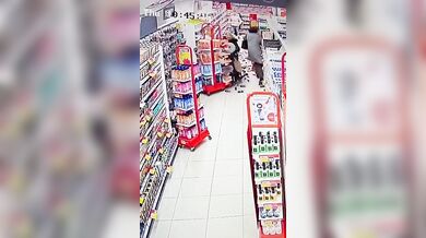 Nebezpečný senior v obchodě