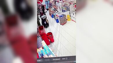 Nebezpečný senior v obchodě