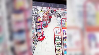 Nebezpečný senior v obchodě