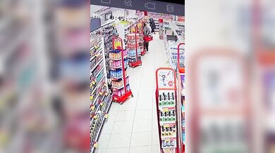 Nebezpečný senior v obchodě