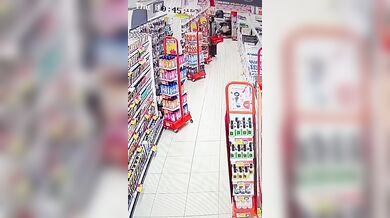 Nebezpečný senior v obchodě