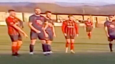 Agresivní incident v nižší velšské lize: Loket na spoluhráče