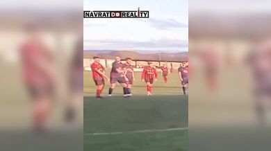 Agresivní incident v nižší velšské lize: Loket na spoluhráče