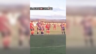 Agresivní incident v nižší velšské lize: Loket na spoluhráče