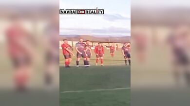 Agresivní incident v nižší velšské lize: Loket na spoluhráče