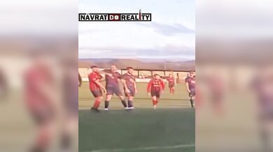 Agresivní incident v nižší velšské lize: Loket na spoluhráče