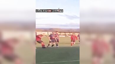 Agresivní incident v nižší velšské lize: Loket na spoluhráče