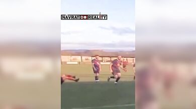 Agresivní incident v nižší velšské lize: Loket na spoluhráče