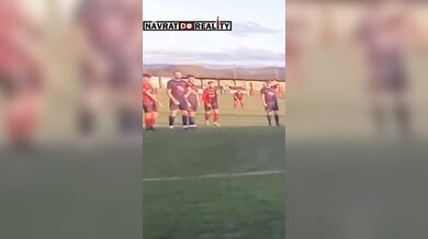 Agresivní incident v nižší velšské lize: Loket na spoluhráče