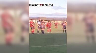 Agresivní incident v nižší velšské lize: Loket na spoluhráče