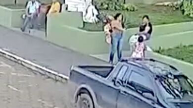 Ženu v centru města zasáhla padající větev stromu