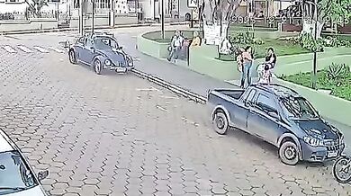 Ženu v centru města zasáhla padající větev stromu