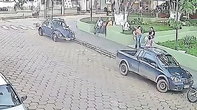 Ženu v centru města zasáhla padající větev stromu