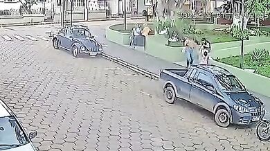 Ženu v centru města zasáhla padající větev stromu